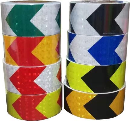 Pijlvormige rood/blauw/gele prismatische zelfklevende, afscheurbare PP-reflecterende tape voor auto-markering