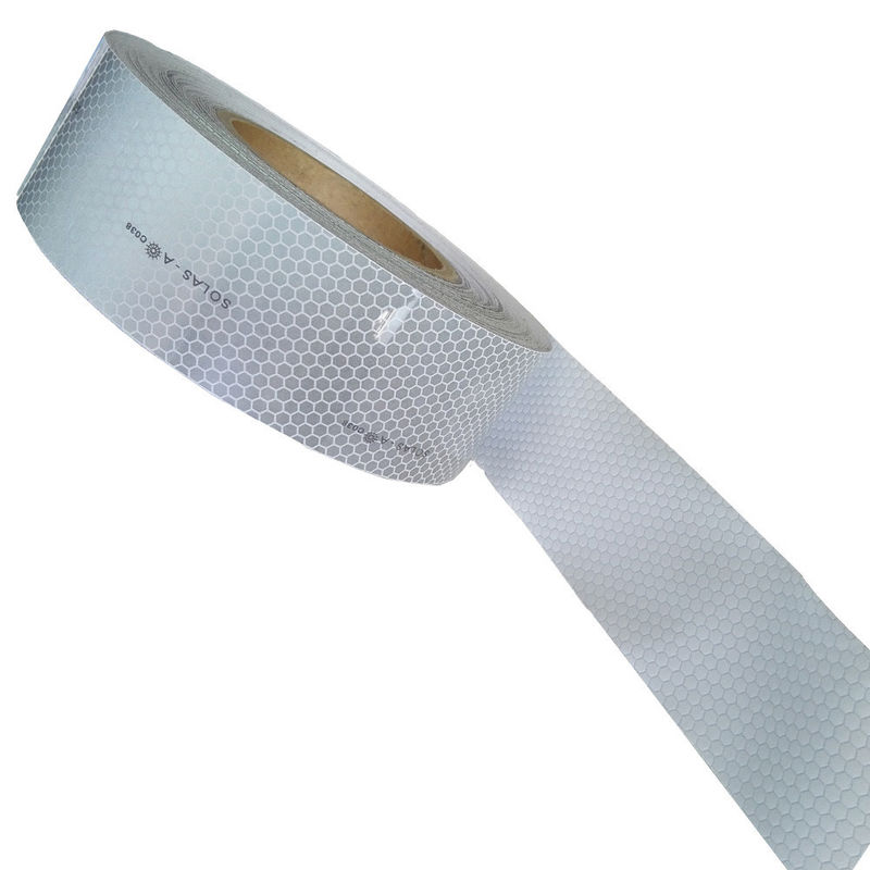 50mm*45.72m Temperatuurbereik -40°F tot 176°F Duurzaam 3-5 jaar Reflecteert in donkere zolen Reflecterende tape